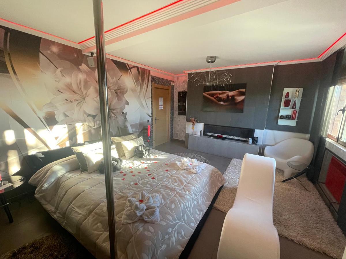 Villa Paraiso Vip Hotel Tematico (Adults Only) Revilla De Camargo Dış mekan fotoğraf