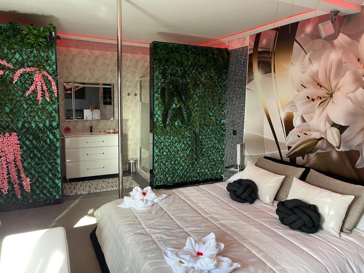 Villa Paraiso Vip Hotel Tematico (Adults Only) Revilla De Camargo Dış mekan fotoğraf